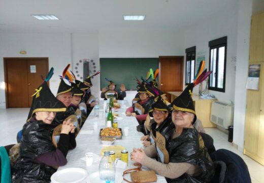 As persoas do programa de Prevención da Dependencia de Boqueixón celebran o entroido disfrazados de filloas e con gorros dos Xenerais da Ulla